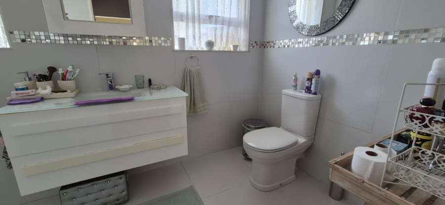 5 Bedroom Property for Sale in Hartenbos Central Western Cape